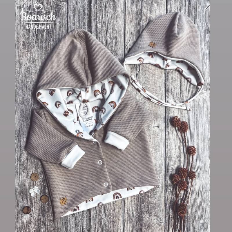 Mütze Waffeljersey Sand Mit Braunen Regenbögen Baby/Kinder von Boarischhandgmacht