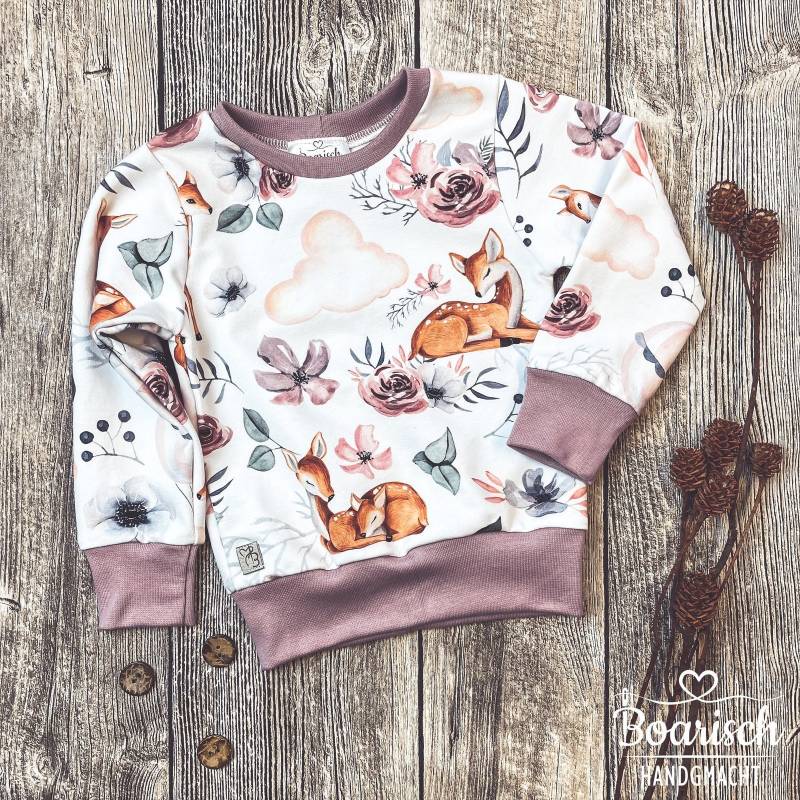 Pullover Baby/Kinder "Rehe Mit Blumen" von Boarischhandgmacht