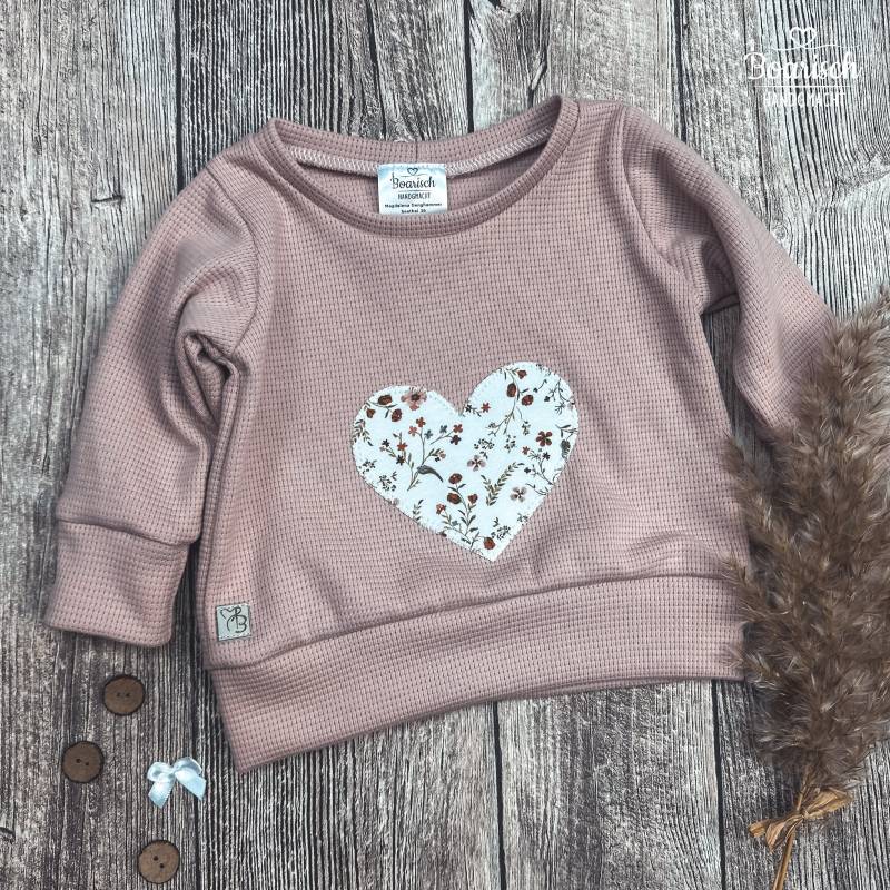 Pullover "Waffeljersey Mit Herzapplikation Dunkelrote Streublumen" Baby/Kinder von Boarischhandgmacht