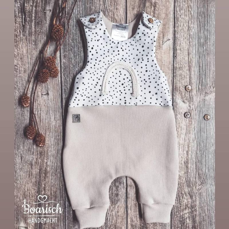 strampler "Punkte Und Waffeljersey Natur Mit Regenbogenapplikation" von Boarischhandgmacht