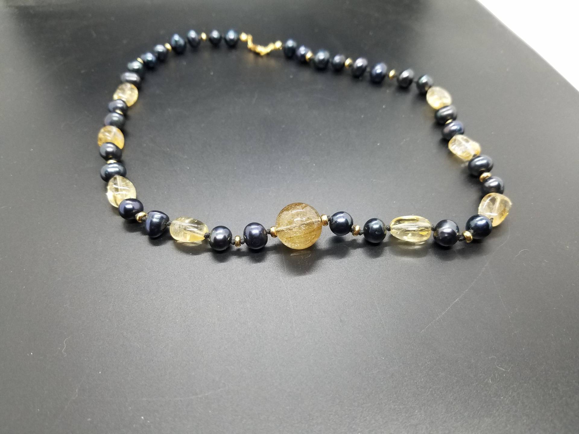 Citrine & Black Fresh Water Pearls Mit Verstümmeltem Quarz Citrine & Black Fresh Water Pearls Mit Verstümmeltem Quarz von BobGoolsbyDesigns