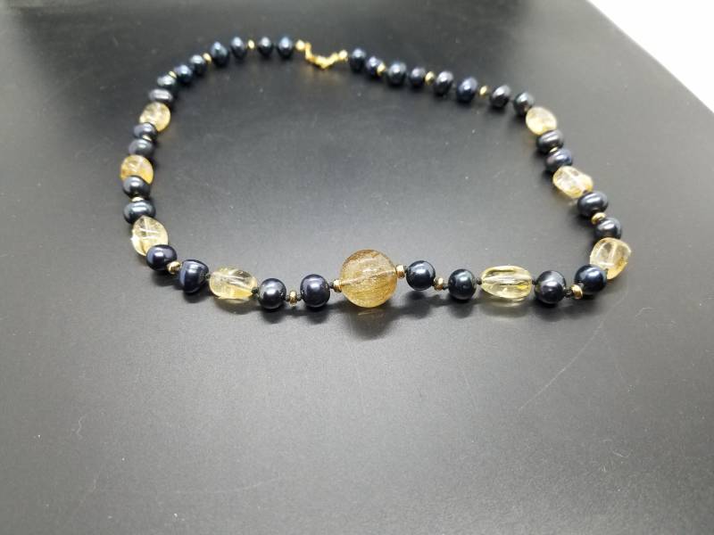 Citrine & Black Fresh Water Pearls Mit Verstümmeltem Quarz von BobGoolsbyDesigns