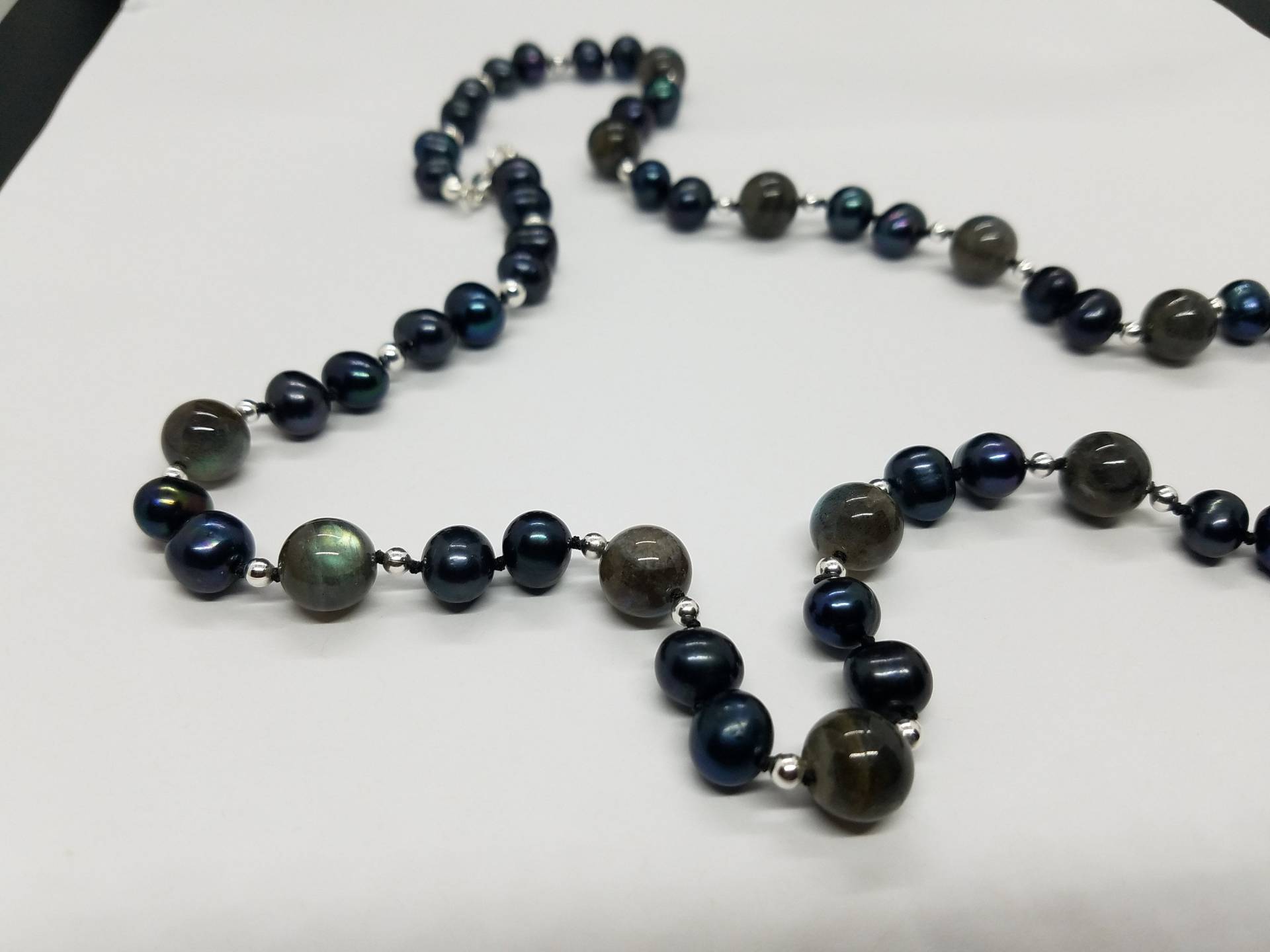 Labradorit & Schwarze Süßwasserperlen Labradorit & Schwarze Süßwasserperlen von BobGoolsbyDesigns
