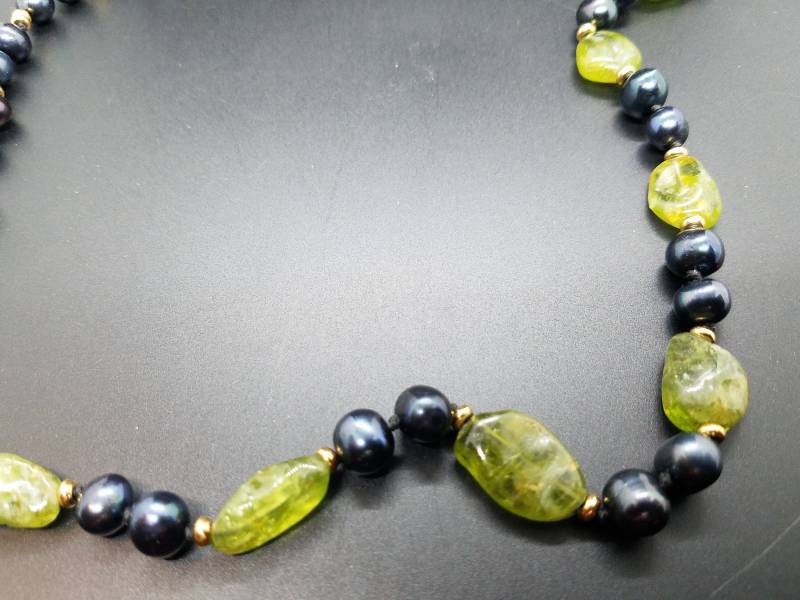 Peridot Nuggets Und Schwarze Süßwasserperlen von BobGoolsbyDesigns