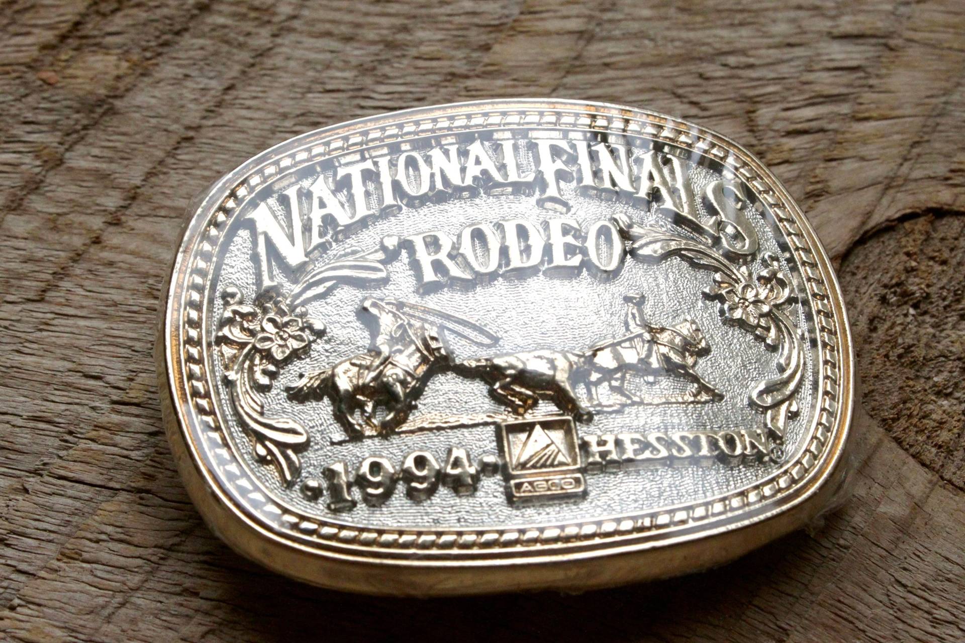 Agco/Hesston 1994 Nfr Small Gold Auf Silber Gürtelschnalle Nie Getragen von BobYBuckles