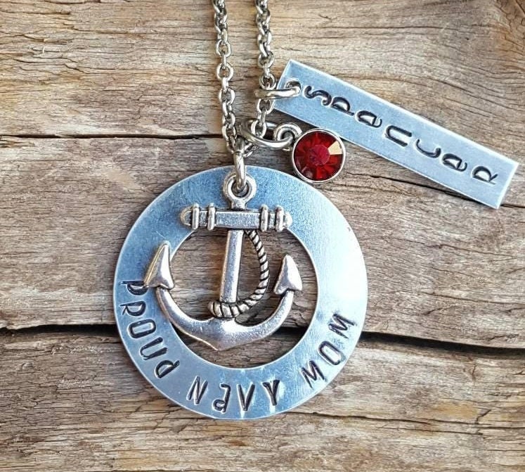 stolz Darauf, Eine Marineblaue Mutter, Frau Oder Freundin Halskette Zu Sein. Mit Name Auf Dem Kärtchen stolz Darauf, Eine Marineblaue Mutter, Frau Oder Freundin Halskette Zu Sein. Mit Name Auf Dem Kärtchen von BobbiesBeadsandBling