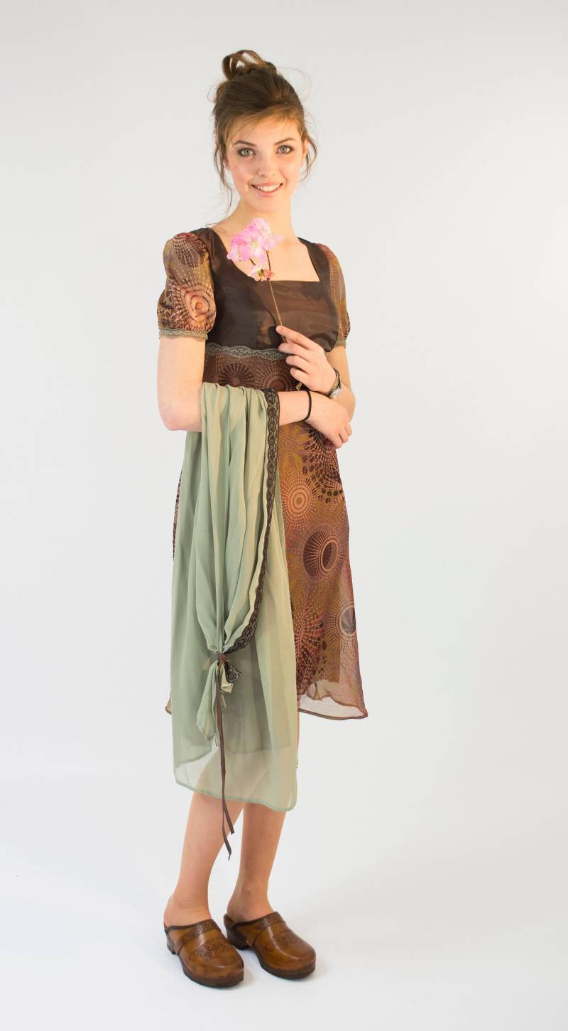 Sommerkleid Mit Ausschnitt Unter Der Brust Und Ballonärmeln von BobineEnScene