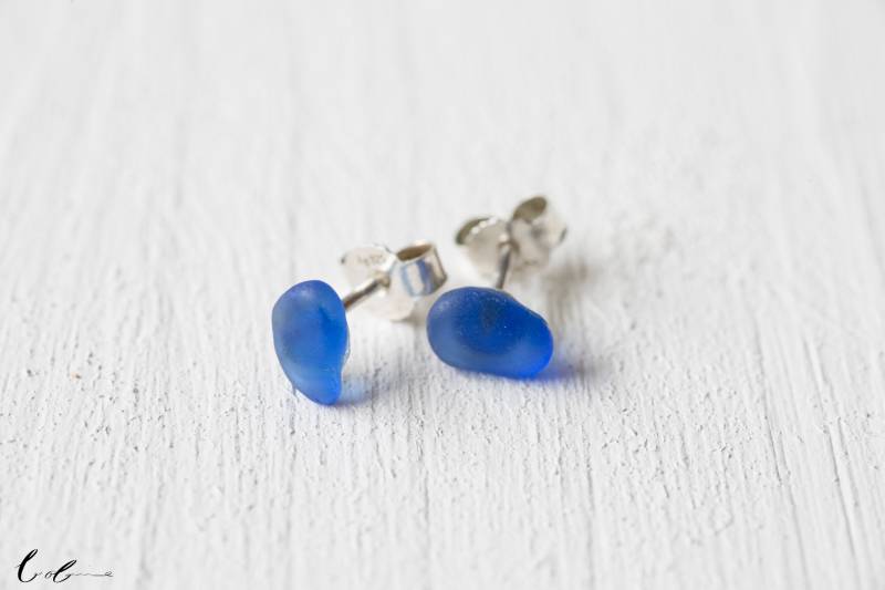 Blaue Seeglas Ohrstecker, 925 Sterling Silber von BobineStudio