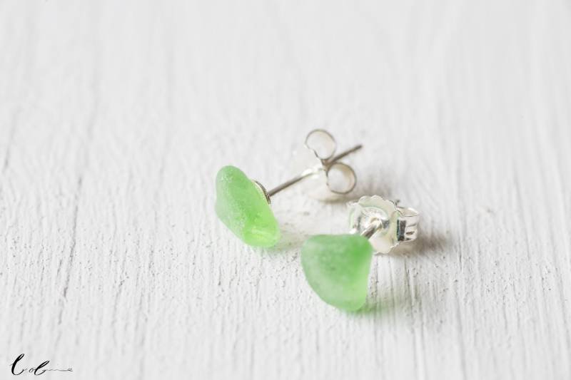 Grüne Seeglas Ohrstecker, 925 Sterling Silber von BobineStudio