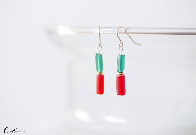 Hängeohrringe Rotes Türkises Mattes Glas von BobineStudio