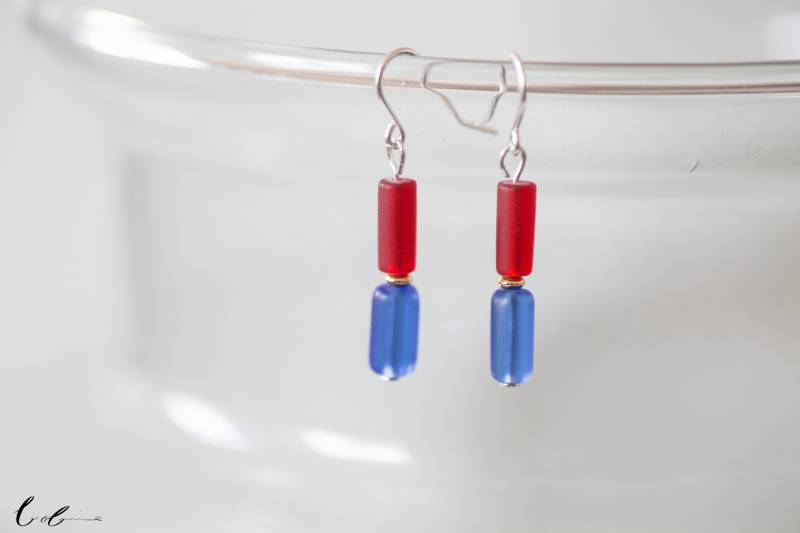 Hängeohrringe Rotes & Blaues Mattes Glas von BobineStudio