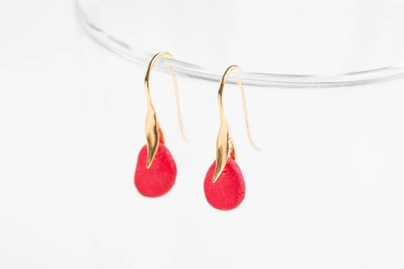 Rote Seeglas Ohrhänger, Vergoldetes 925 Sterling Silber von BobineStudio