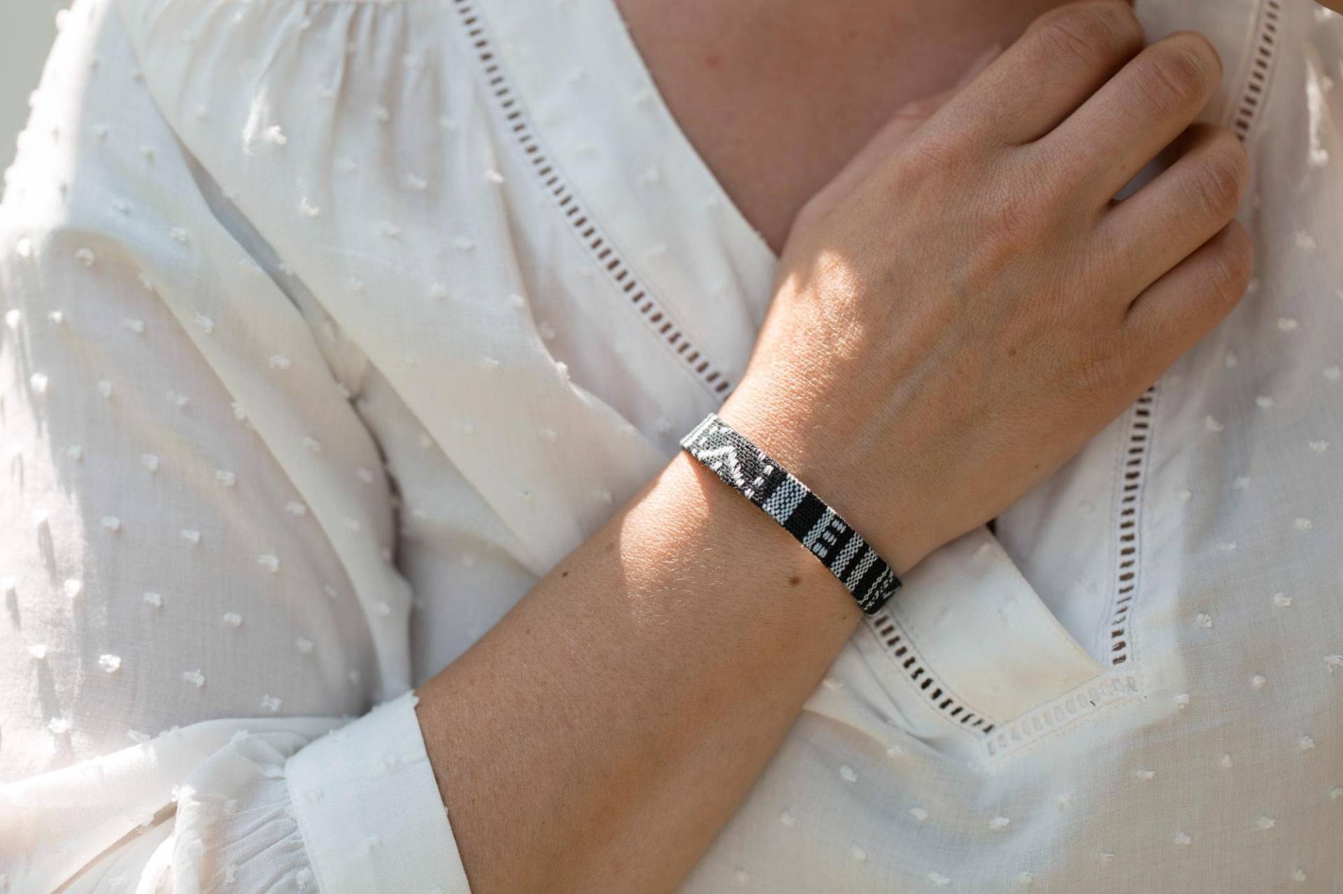 Schwarzweißes Surfer Armband, Edelstahlverschluss, Ethno Armband von BobineStudio