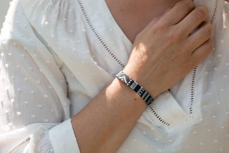 Schwarzweißes Surfer Armband, Edelstahlverschluss, Ethno Armband von BobineStudio