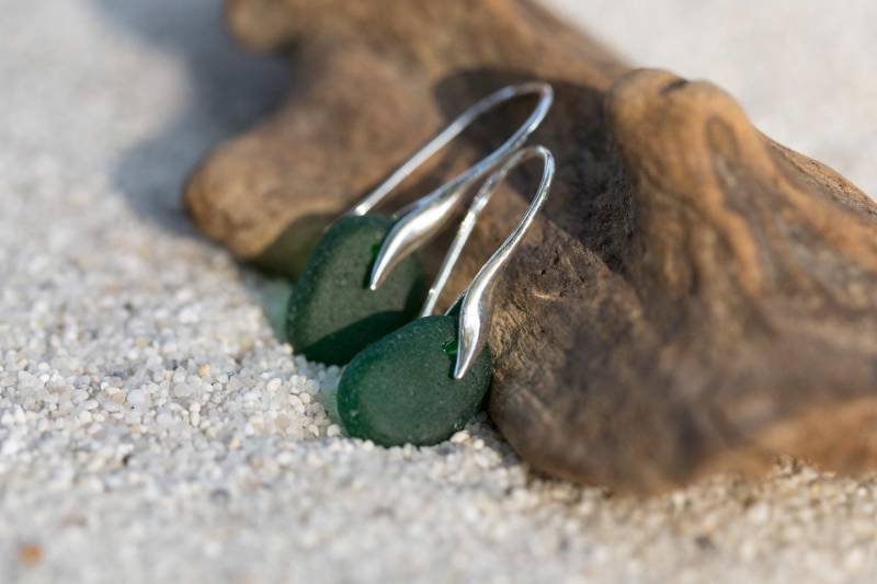 Seeglas Ohrringe in Smaragdgrün, 925 Silber von BobineStudio