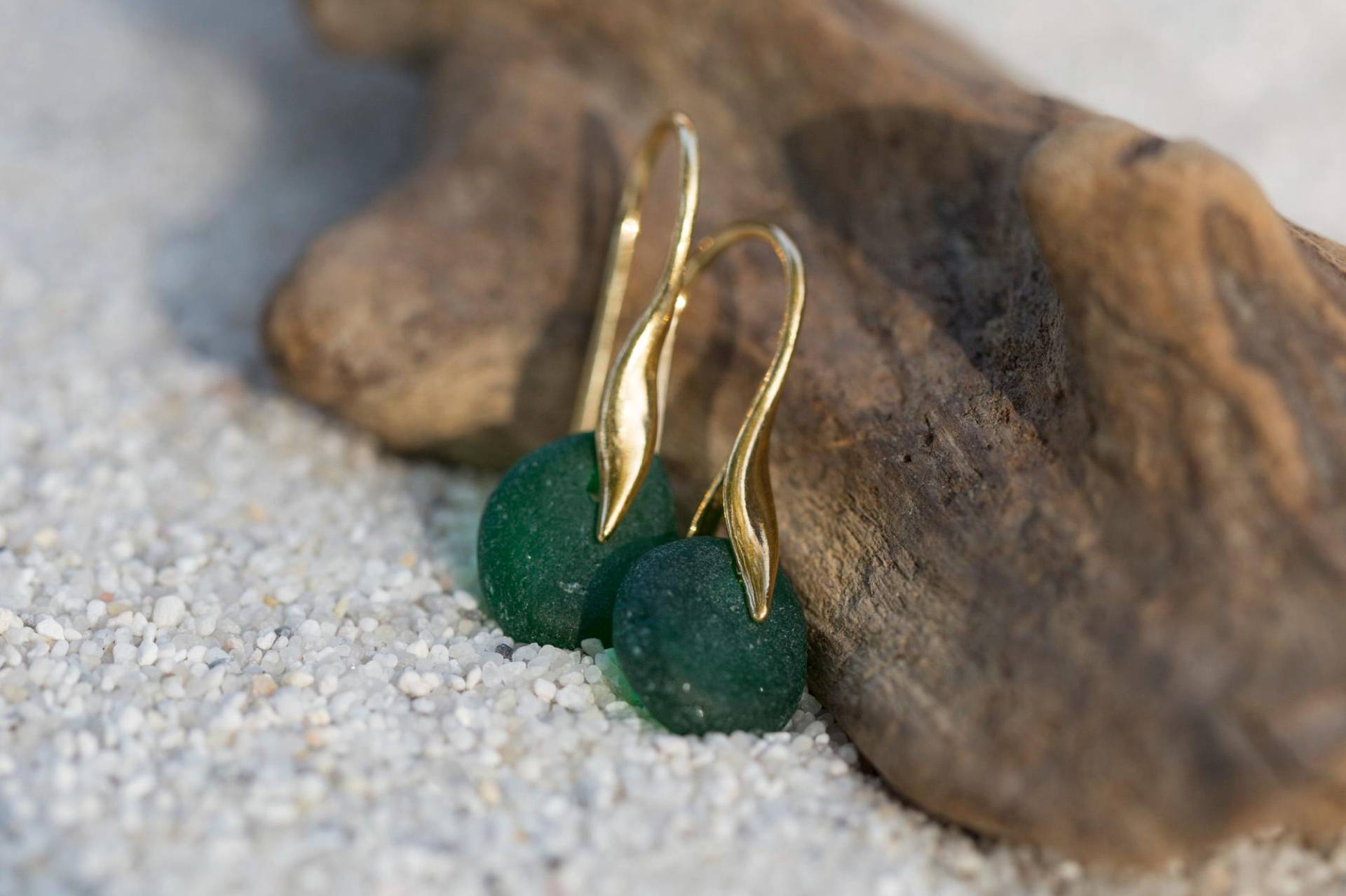 Smaragdgrüne Seeglas-Ohrringe, Vergoldetes 925 Silber von BobineStudio