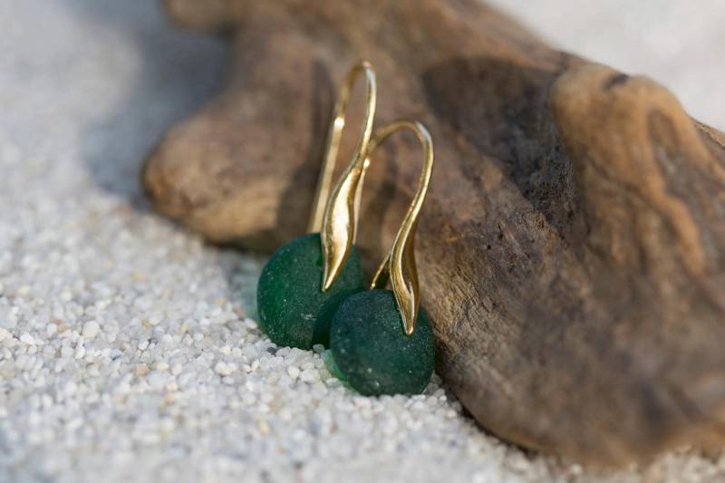 Smaragdgrüne Seeglas-Ohrringe, Vergoldetes 925 Silber von BobineStudio
