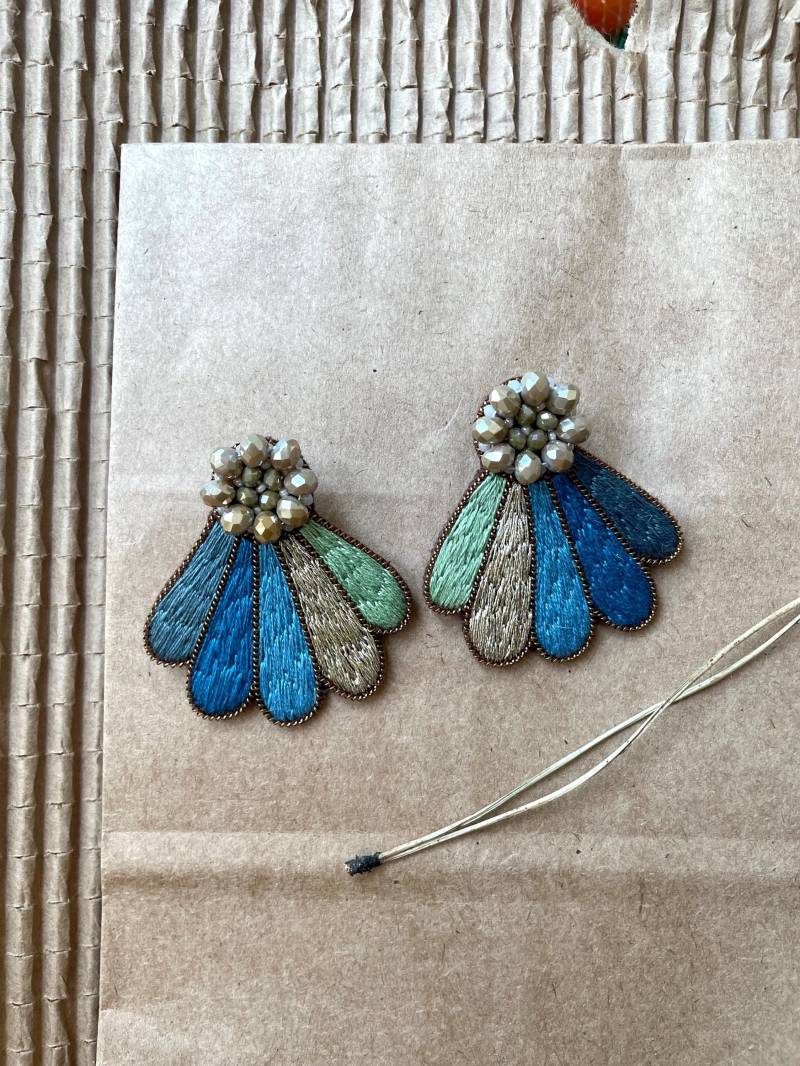 Handgemachte Bestickte Blatt Ohrstecker Perlen Blumenmuster von BoboBiancoWorkshop