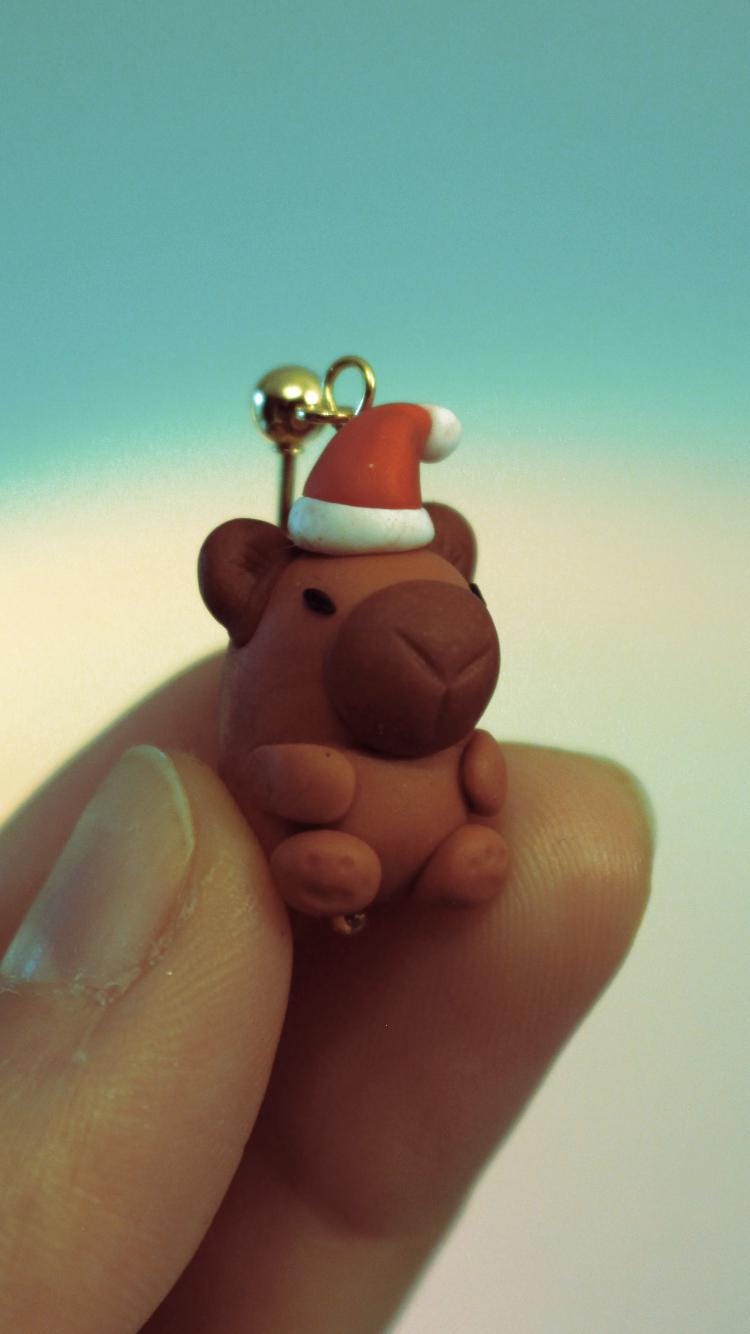 Capybara Mit Weihnachtsmütze Ohrringe Capybara Mit Weihnachtsmütze Ohrringe von BobsByBobs