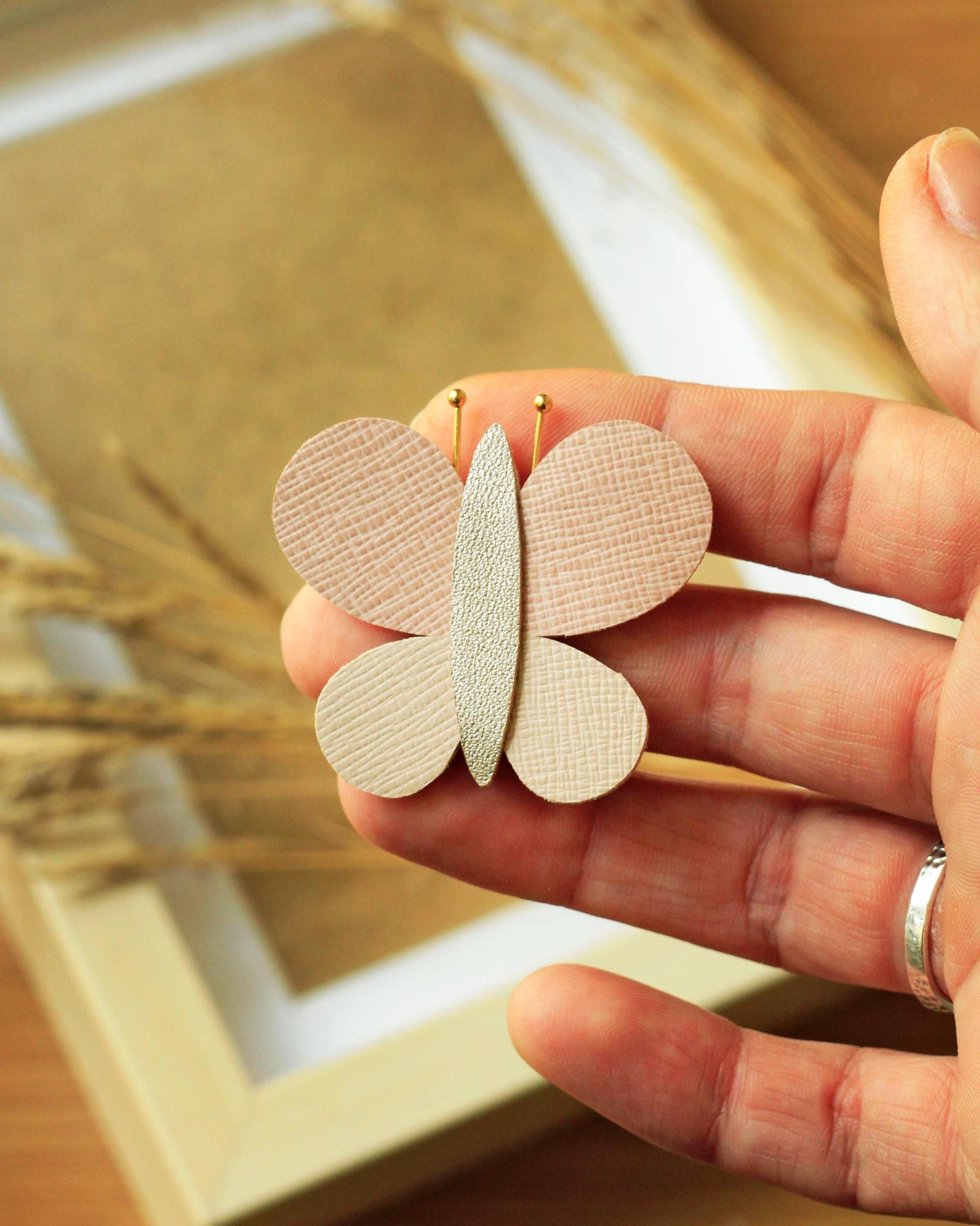Handgefertigte Schmetterling Brosche Aus Leder Hochzeit Accessoire Pink & Blau Handgefertigte Schmetterling Brosche Aus Leder Hochzeit Accessoire Pink & Blau von Bobtchi