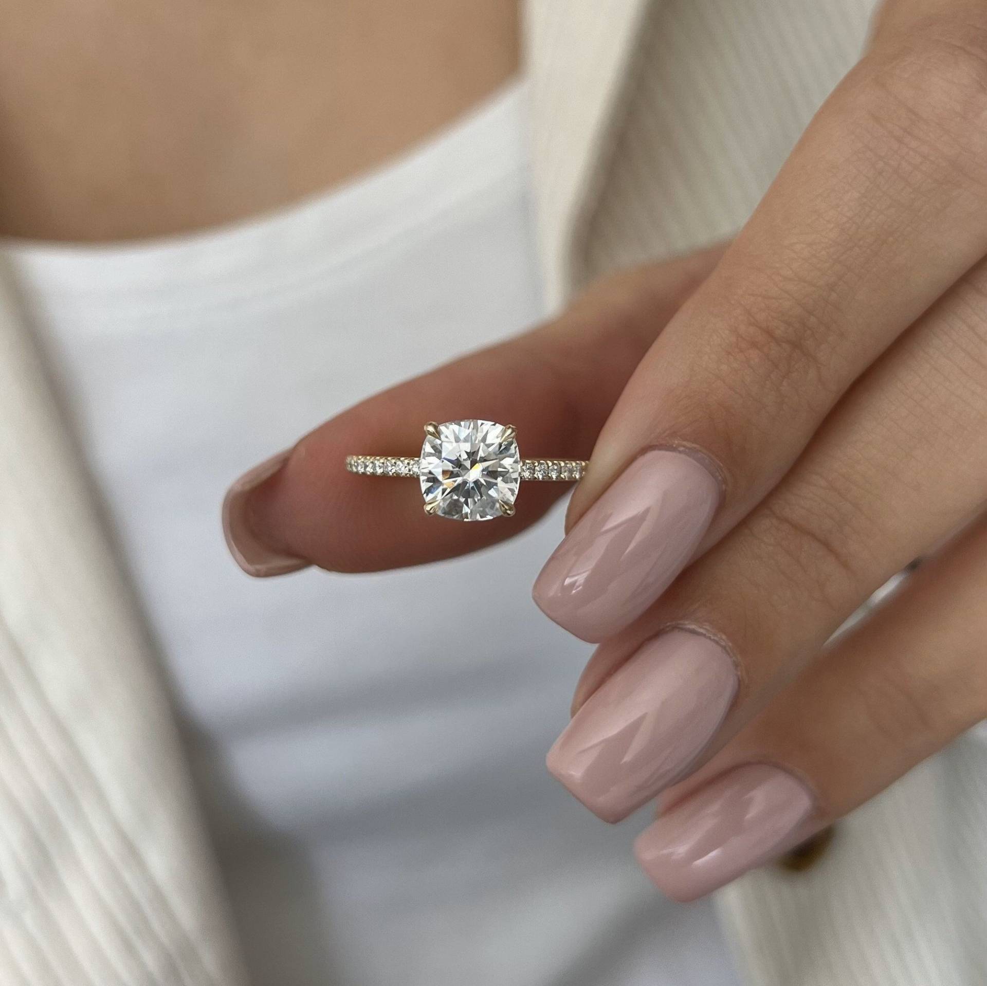 2 Karat Kissen Moissanite Verlobungsring/Krone Versteckter Heiligenschein Ring Unikat Gelbgold Ehering Kronenring Kt von BocajNarima