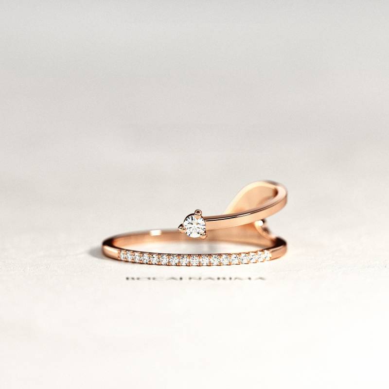 Bypass Diamant Ring Pfeil/Einzigartiger Ehering in Rose Gold Damen Doppelschaft Unregelmäßiger Pave von BocajNarima