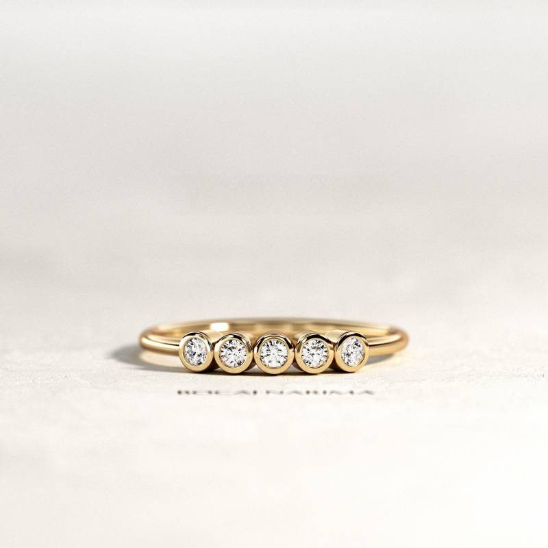 Fünf Stein Lünette Ring/14K 18K Gold Diamant 5 Stapelbarer Ehering von BocajNarima