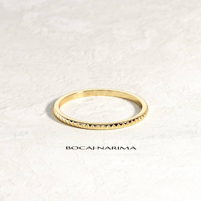 Goldener Pyramidenring/Zierlicher Stapelring Pyramiden Ehering Dünner Ring 1.3mm 14K Gelbgold von BocajNarima