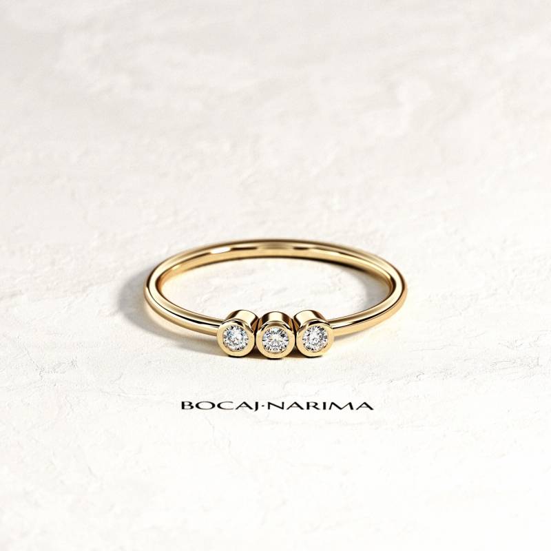 Trio Diamant Ring/3 Stein Lünette 14K, 18K Gold Ehering Stapelbarer Damen Set von BocajNarima