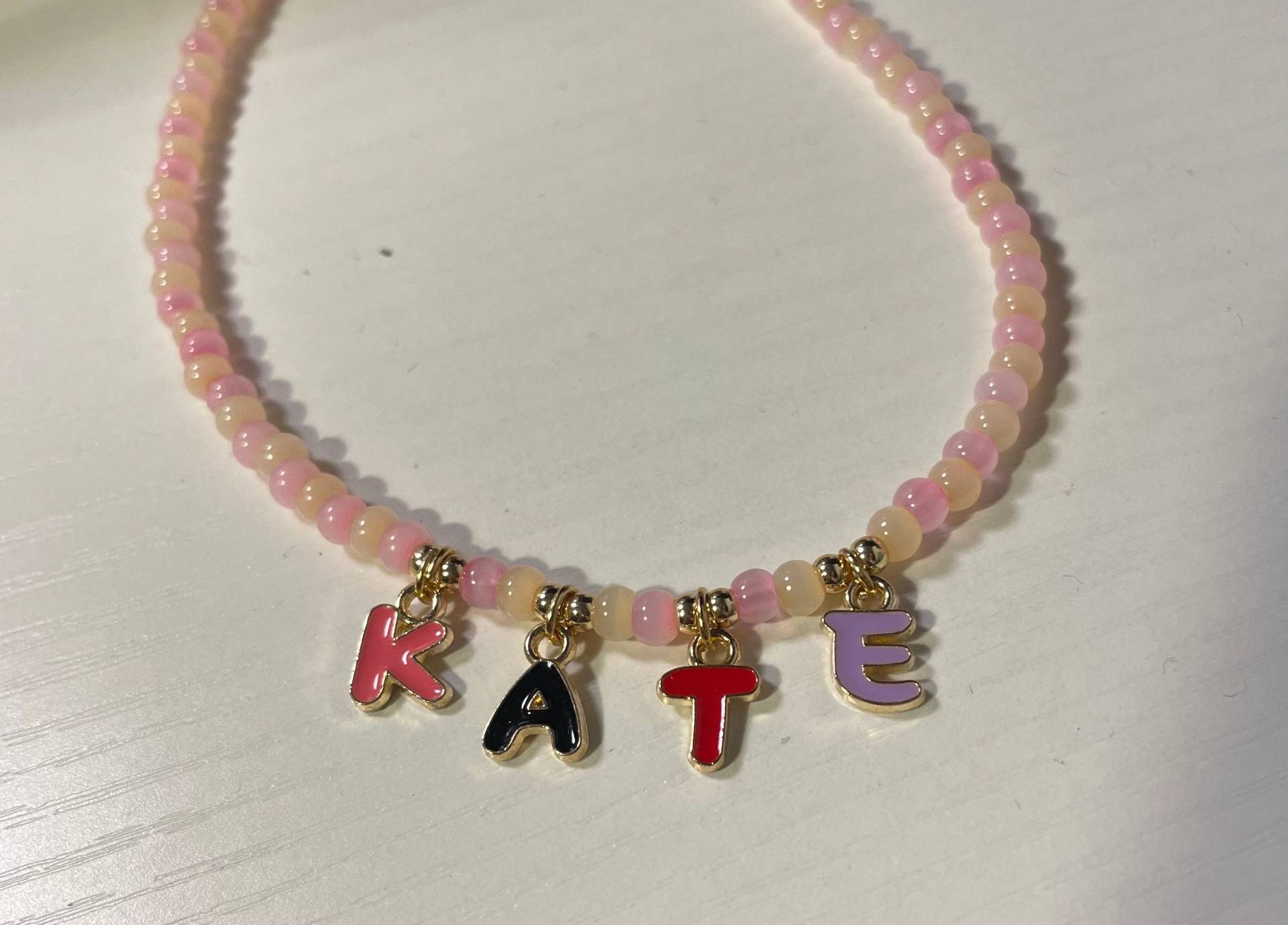 Personalisierte Namenskette Dünne Halskette Mit Buchstaben Anhänger Perlenkette Sommer Geschenk Für Sie Geburtstagsgeschenk Mädchen Schmuck von BockeysShop