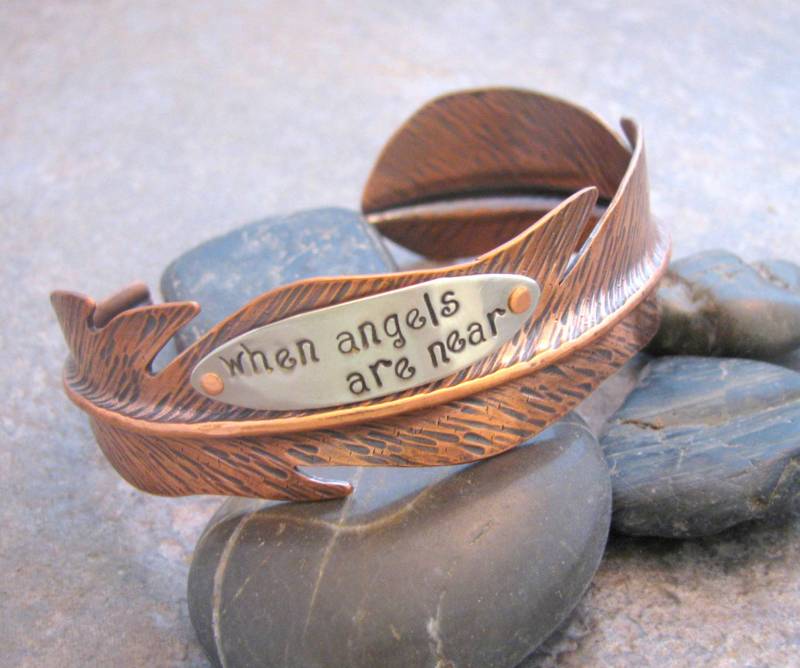 Engel Feder Armreif von BodeesJewelry