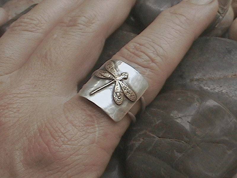 Libelle Ring Gealtert Messing Akzent, Doppel-Band von BodeesJewelry