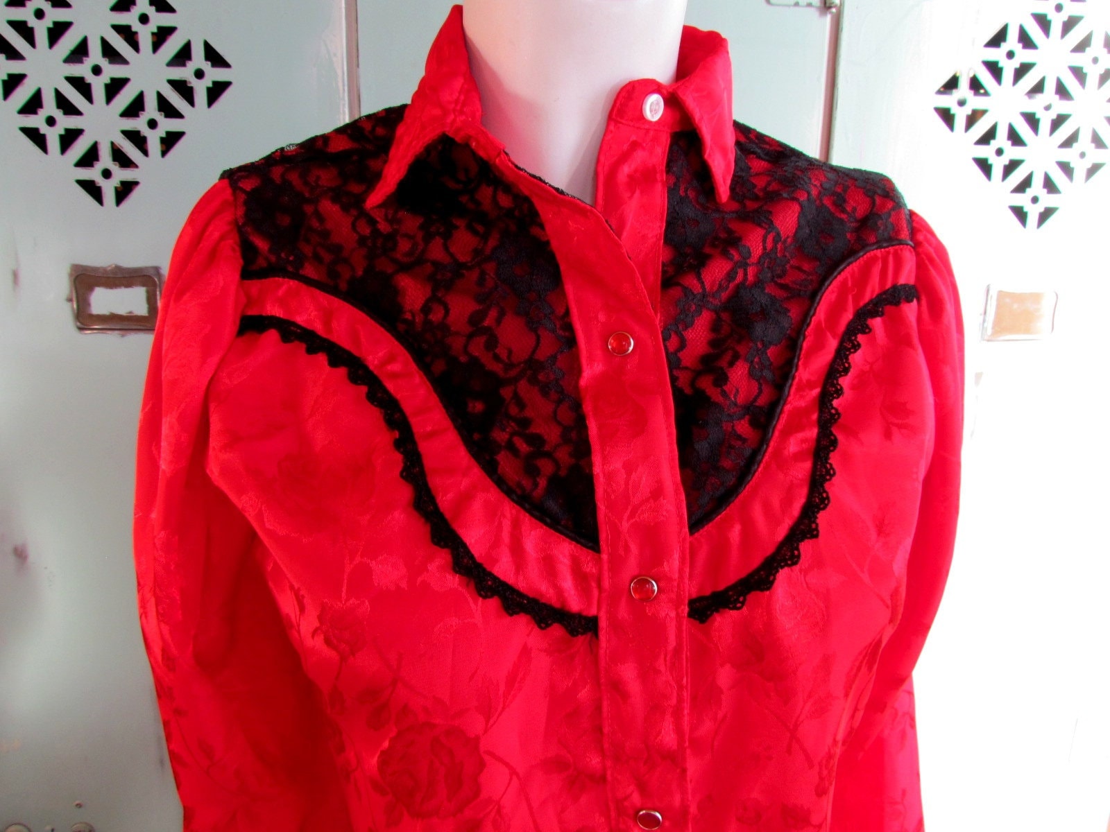 Miss Rodeo Amerika Vintage Western Shirt Rose Brokat Schwarze Spitze Perle Druckknöpfe 1980Er 1970Er Jahre Weihnachten Bluse von BodesWellShop