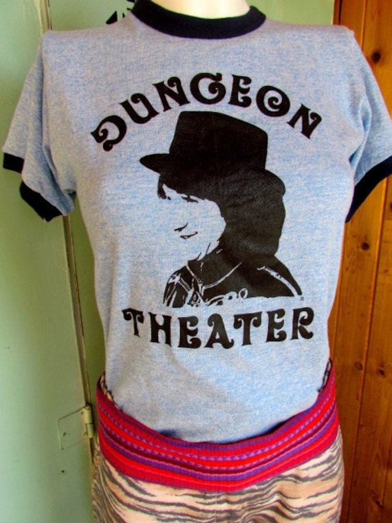 Vintage Ringer T-Shirt Dungeon Theater Retro Kurzarm Montana Geschichte Größe Klein 1970Er Jahre von BodesWellShop