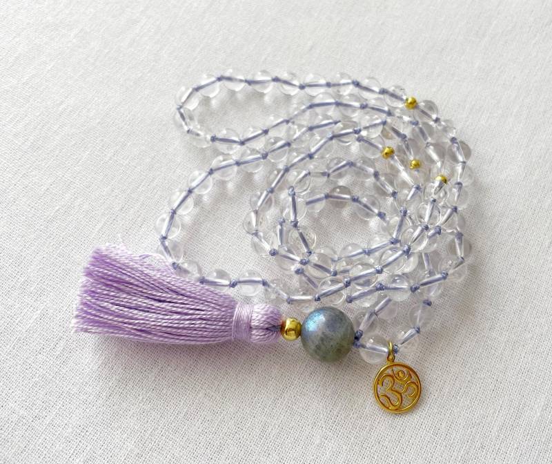 108 Mala Perlen Halskette/ Bergkristall Mit Flieder Quaste/ Handgeknüpfte Gebetskette/ Labradorit Guru Perle/ Vergoldetes Om/ 7 Chakra Harmonie von BodhiSoulJewelry