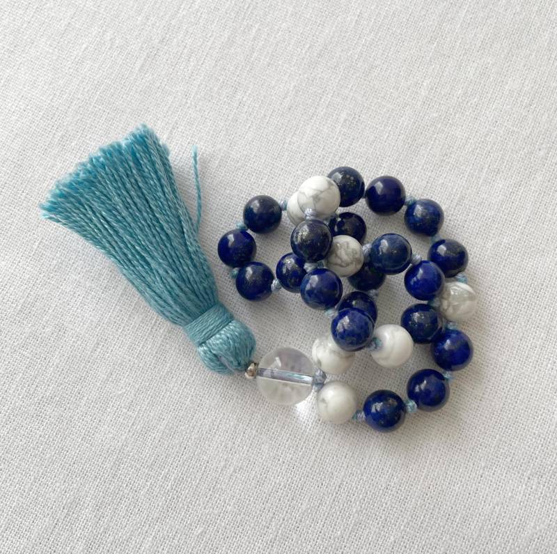 Lapis Lazuli & Weißer Howlith 27 Bead Mala/ Pocket Mini Handgeknüpfte Gebetskette/ Yoga Meditation/ Buddhistisch/ Drittes Auge Chakra Unisex von BodhiSoulJewelry