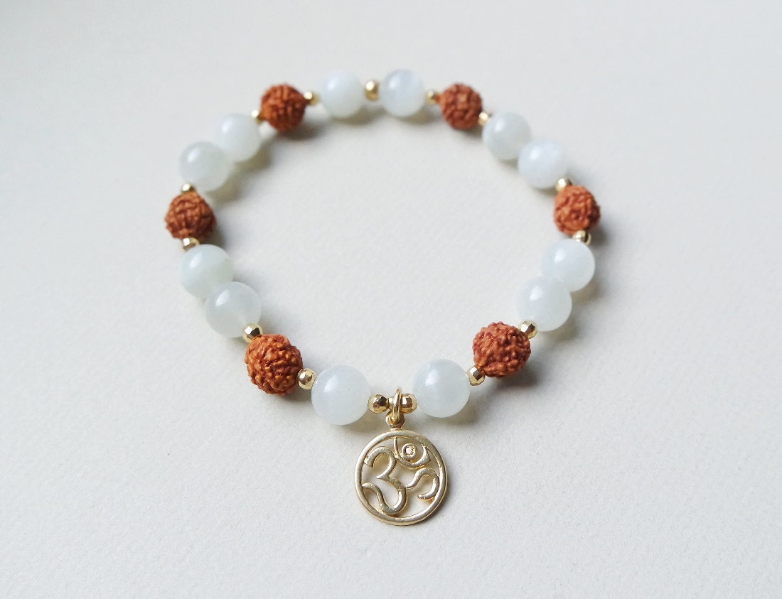 Weißer Mondstein & Rudraksha Yoga Armband/Stacking Stretch 8 Mm Mala Krone Ckakra Vergoldeter Om Anhänger/Yoga Schmuck Geschenk/Göttin von BodhiSoulJewelry