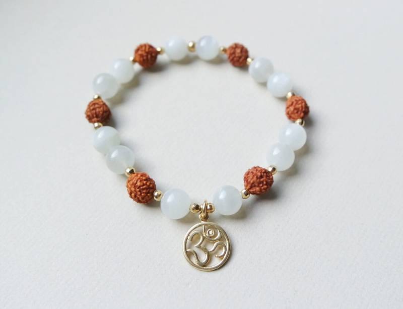 Weißer Mondstein & Rudraksha Yoga Armband/Stacking Stretch 8 Mm Mala Krone Ckakra Vergoldeter Om Anhänger/Yoga Schmuck Geschenk/Göttin von BodhiSoulJewelry