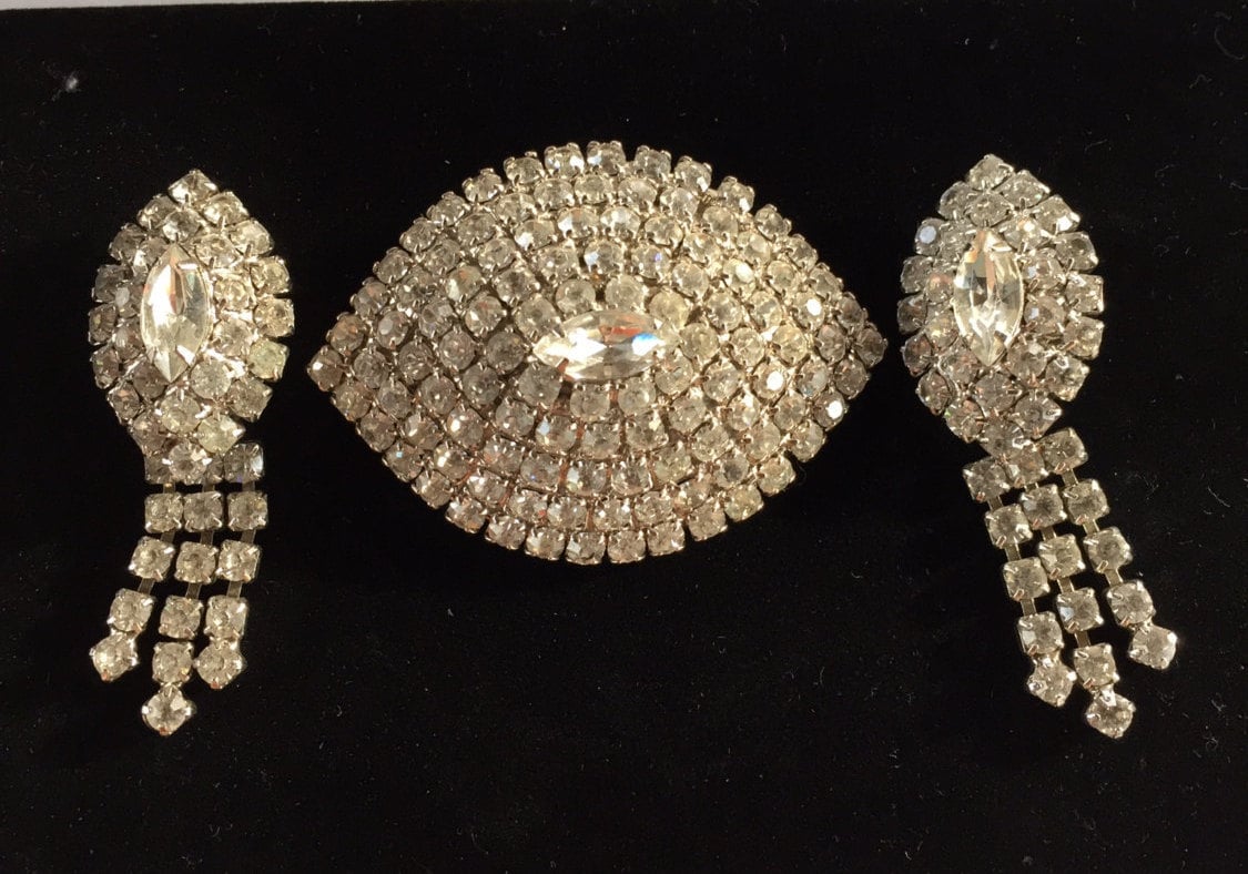 Seltene Vintage Klare Strass Pin/Brosche Und Baumeln Clip Ohrringe Signiert Cathe Seltene Vintage Klare Strass Pin/Brosche Und Baumeln Clip Ohrringe Signiert Cathe von BodhisJunque