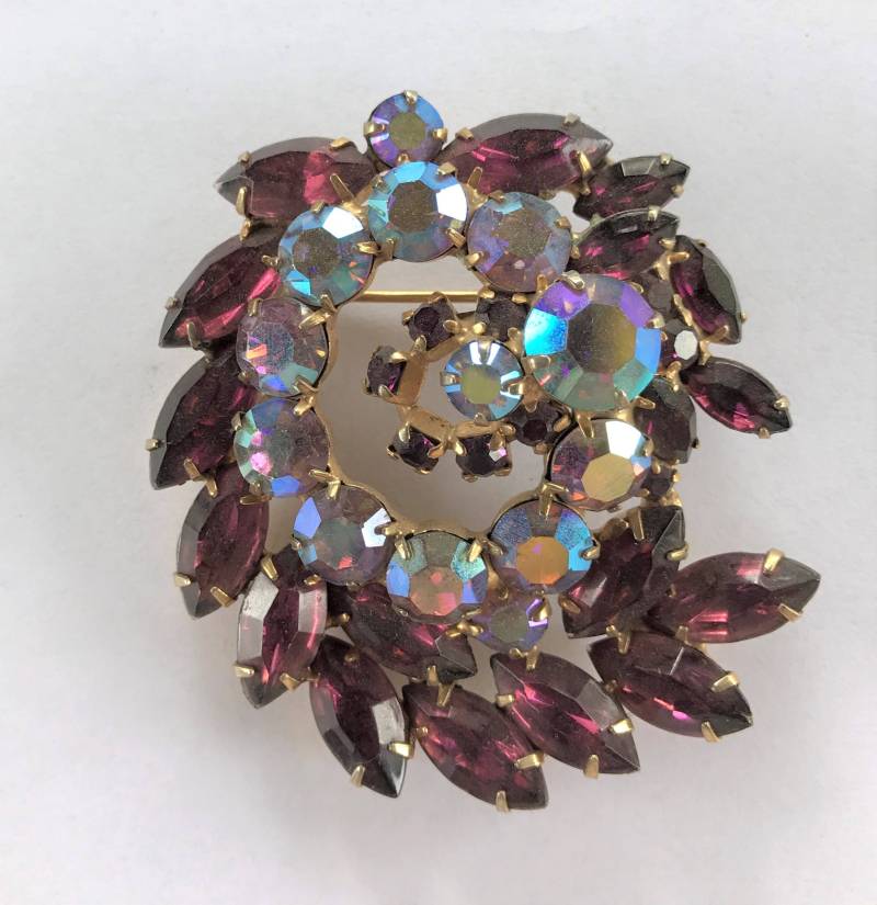 Vintage Amethyst Lila Und Aurora Borelis Strass Swirl Pin Brosche Vintage Amethyst Lila Und Aurora Borelis Strass Swirl Pin Brosche von BodhisJunque