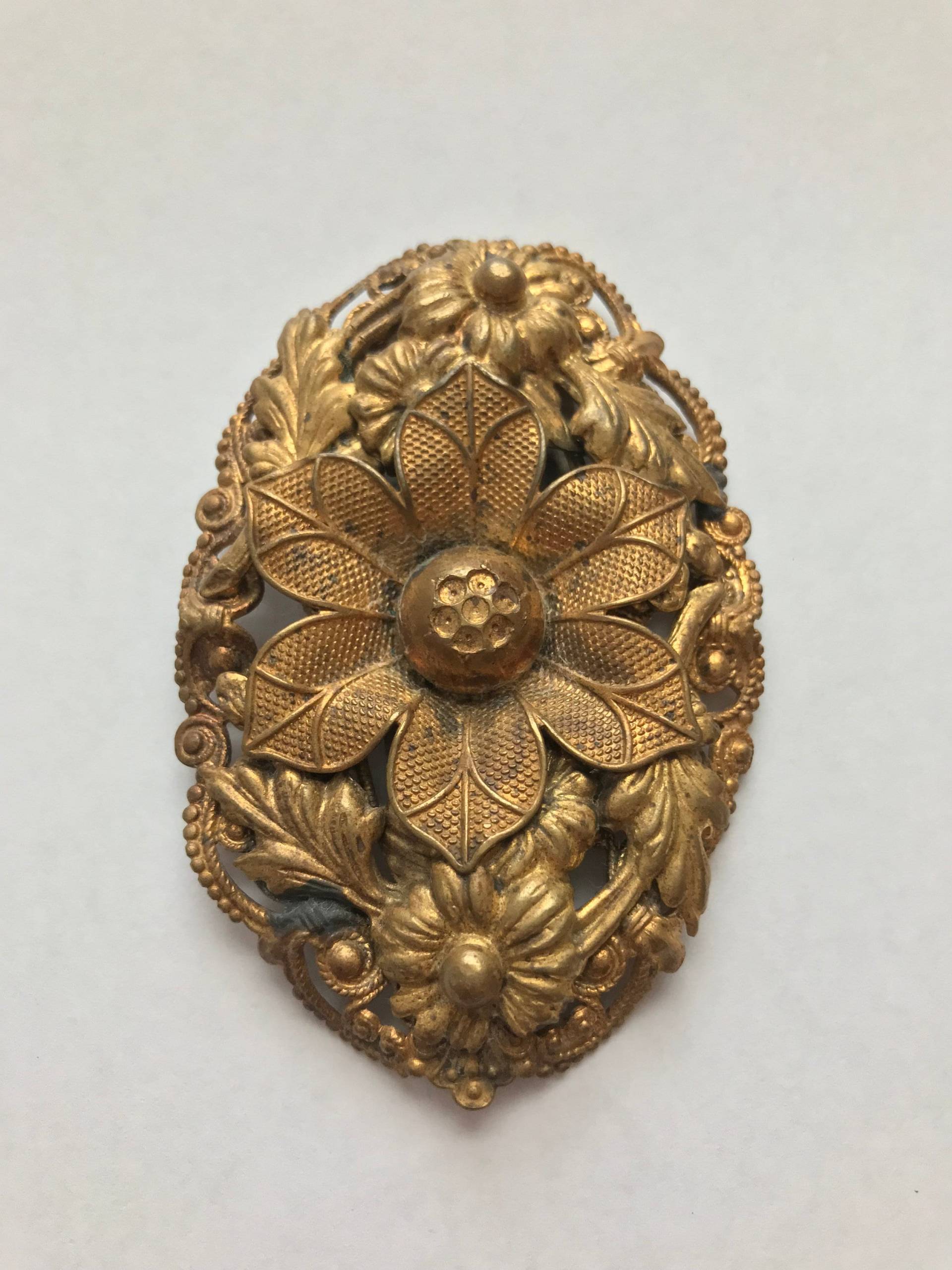 Vintage Art Deco Große Messing Repousse Kleider Clip Vintage Art Deco Große Messing Repousse Kleider Clip von BodhisJunque