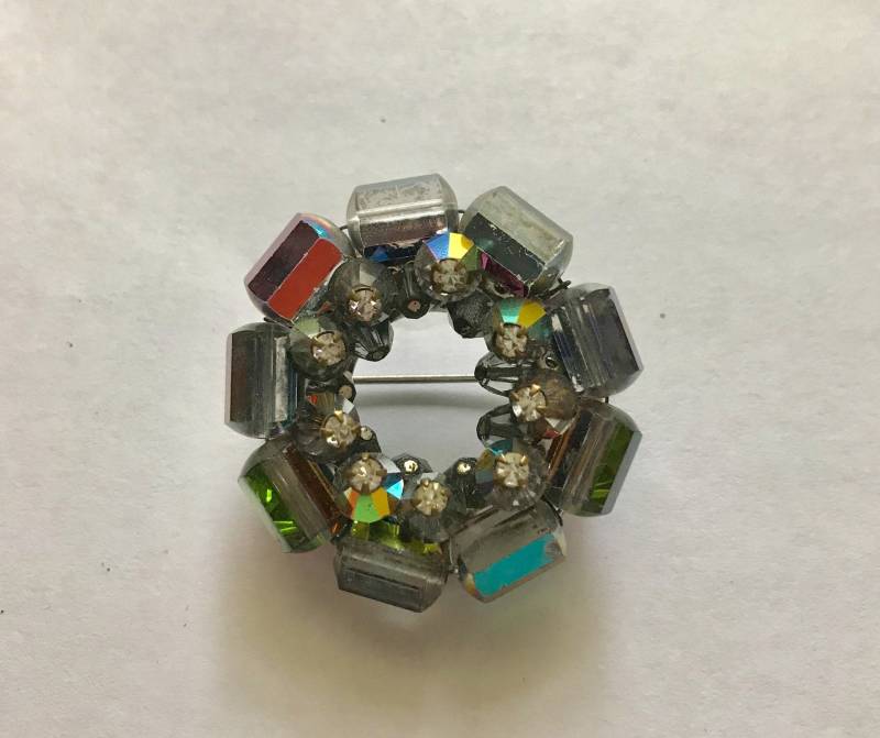 Vintage Aurora Borealis Lila/Grau Kreis Pin von BodhisJunque