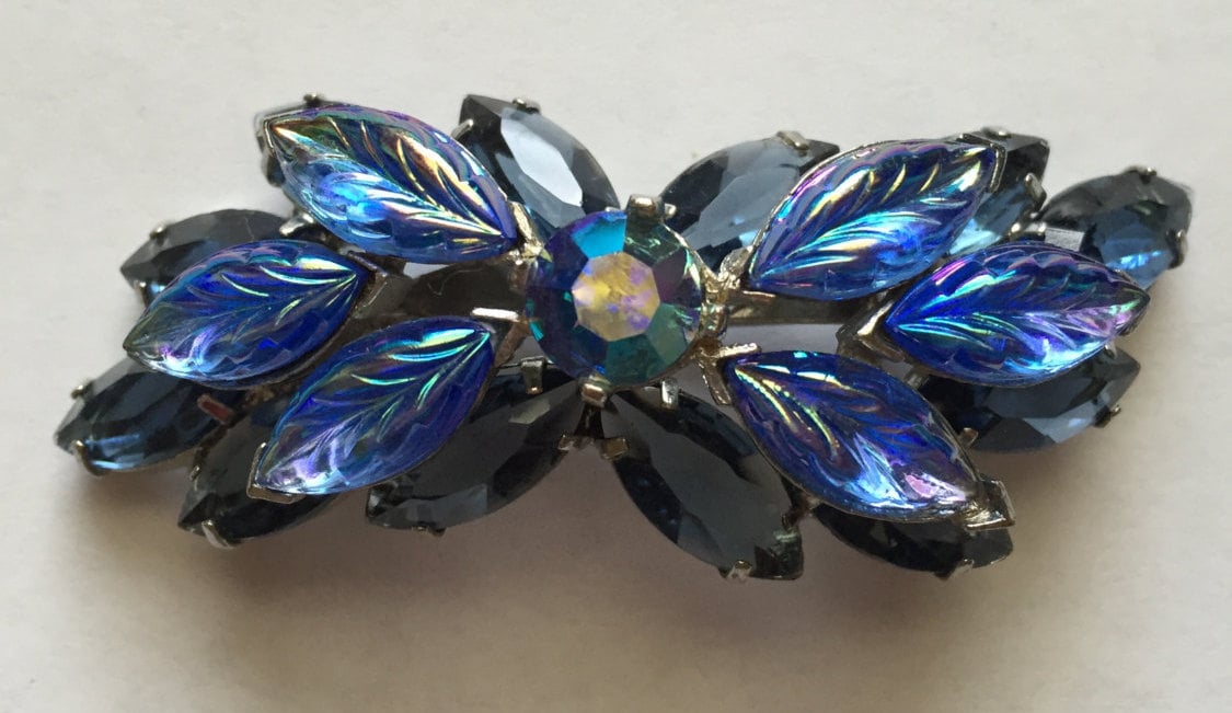Vintage Blau Und Aurora Borealis Blatt Strass Pin Brosche D & E Vintage Blau Und Aurora Borealis Blatt Strass Pin Brosche D & E von BodhisJunque