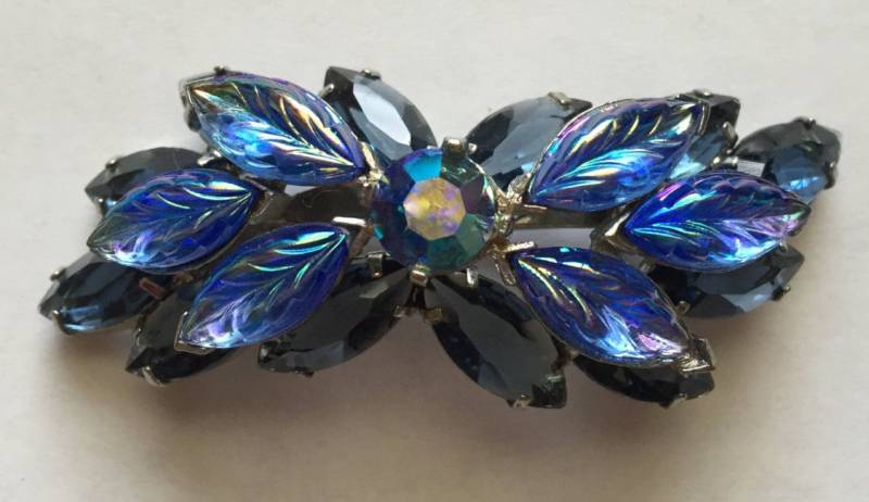 Vintage Blau Und Aurora Borealis Blatt Strass Pin Brosche D & E Vintage Blau Und Aurora Borealis Blatt Strass Pin Brosche D & E von BodhisJunque