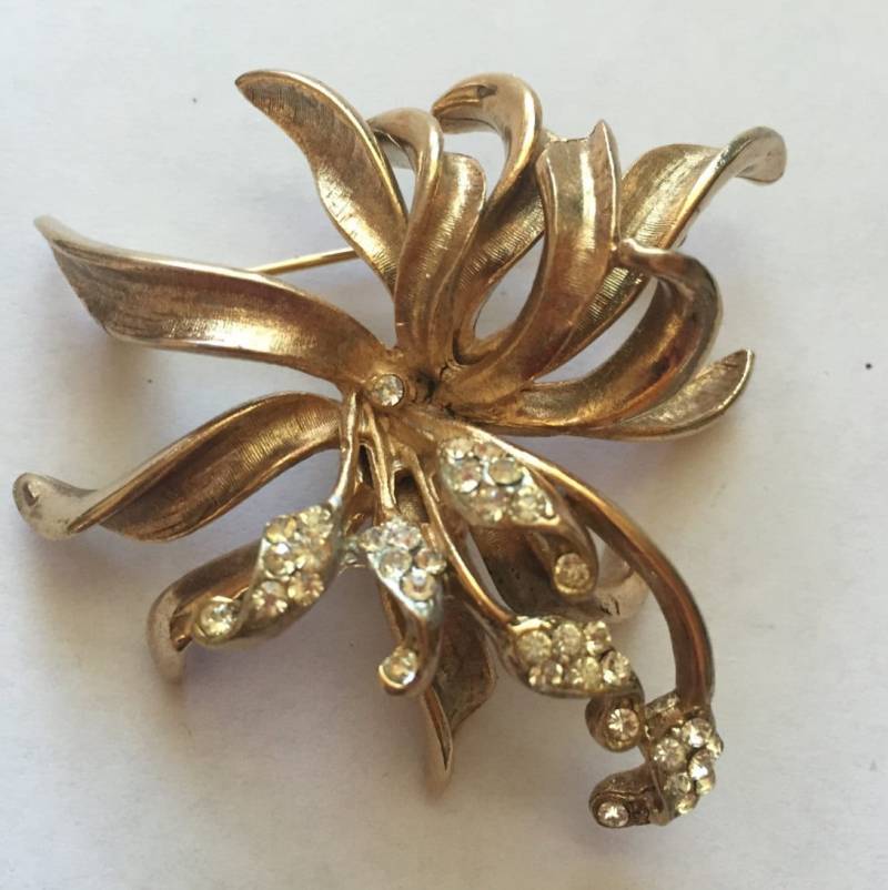 Vintage Bsk Klare Strass Elegante Blume Pin Brosche Vintage Bsk Klare Strass Elegante Blume Pin Brosche von BodhisJunque