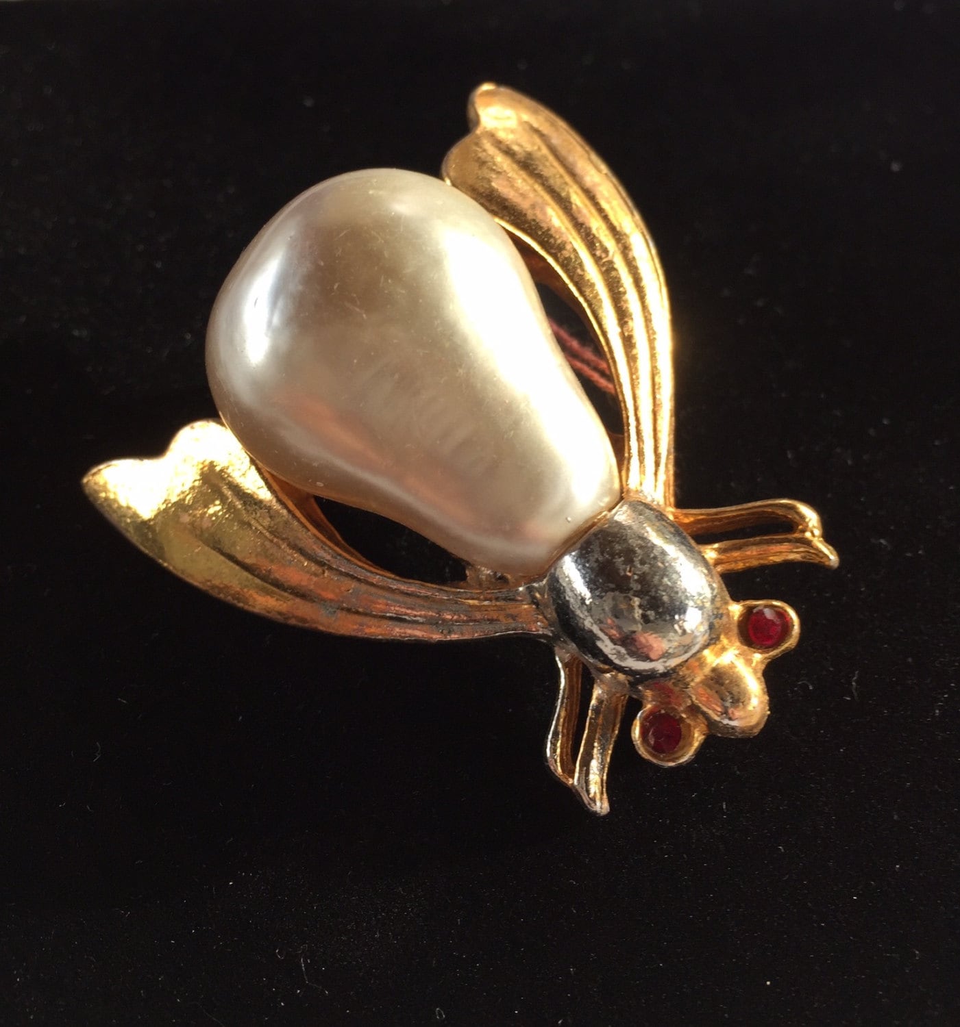 Vintage C.1940 Große Kunstperle Bead Bee Pin Brosche Vintage C.1940 Große Kunstperle Bead Bee Pin Brosche von BodhisJunque