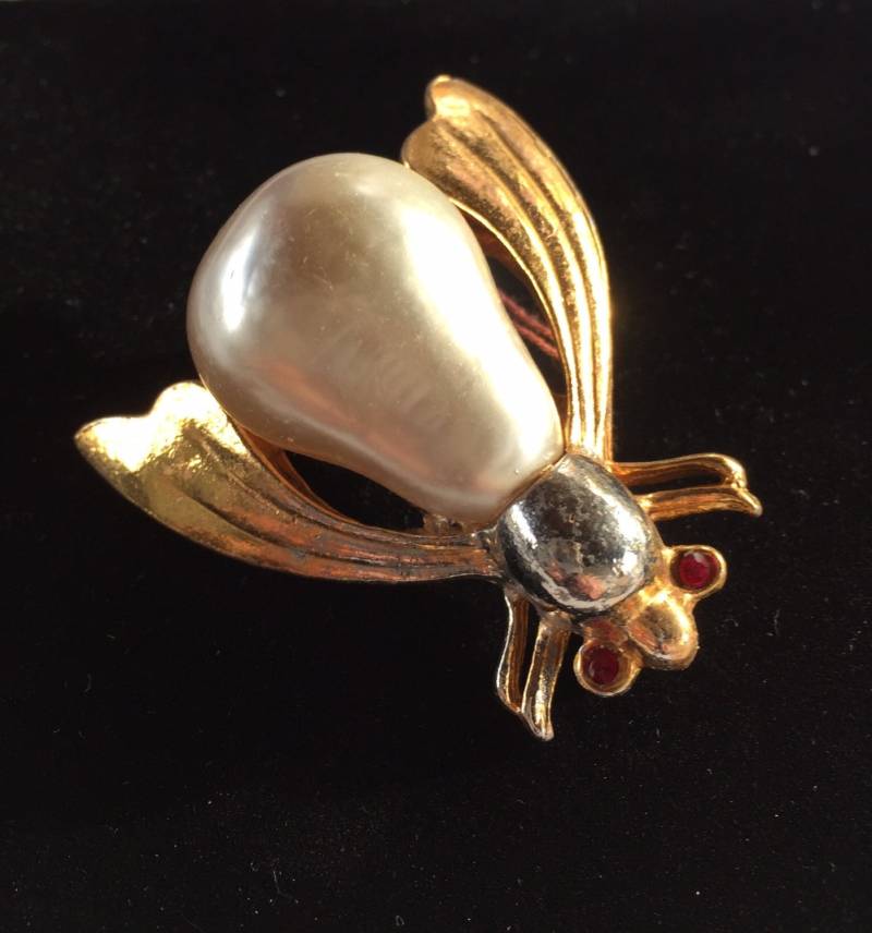 Vintage C.1940 Große Kunstperle Bead Bee Pin Brosche Vintage C.1940 Große Kunstperle Bead Bee Pin Brosche von BodhisJunque