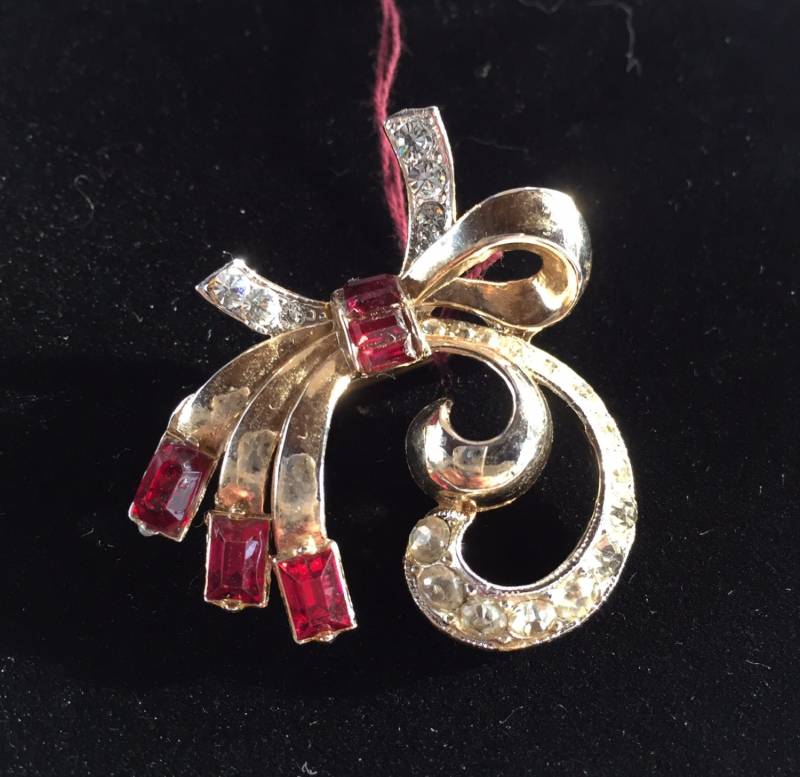 Vintage C.1950 Klar Und Rot Strass Ribbon Pin Brosche Coro Vintage C.1950 Klar Und Rot Strass Ribbon Pin Brosche Coro von BodhisJunque