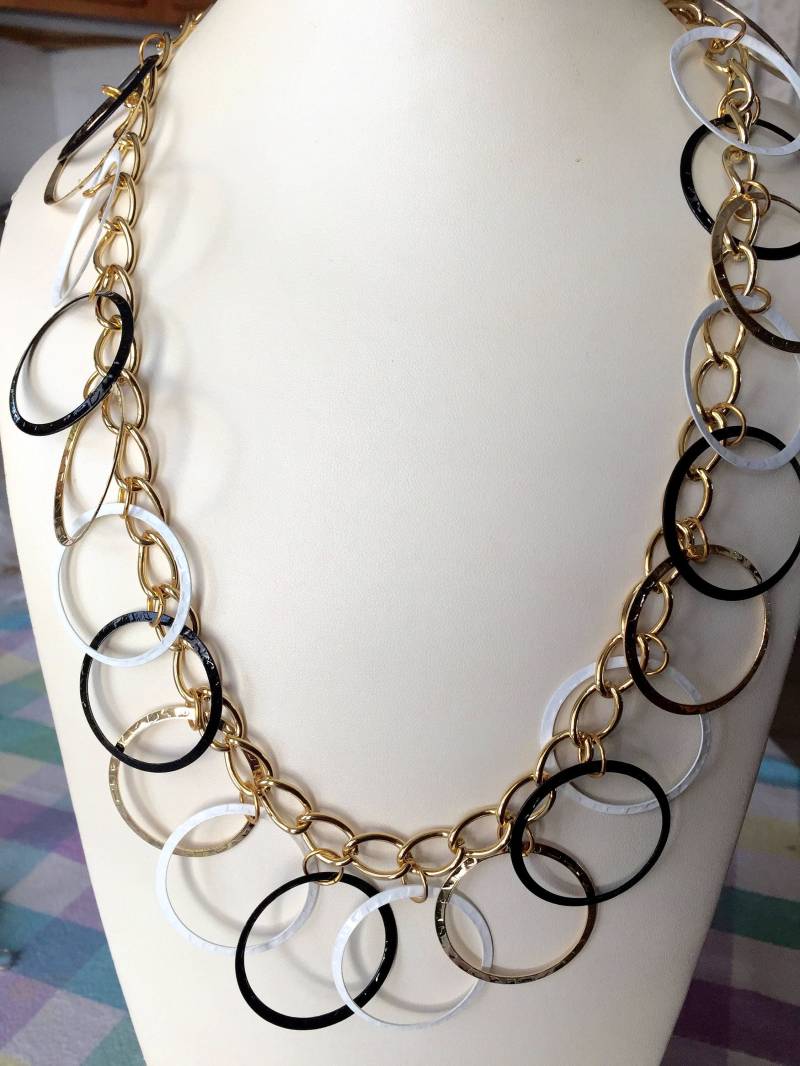 Vintage Gold Schwarz Weiß Großer Kreis Ring Retro Halskette Sylvia Vintage Gold Schwarz Weiß Großer Kreis Ring Retro Halskette Sylvia von BodhisJunque