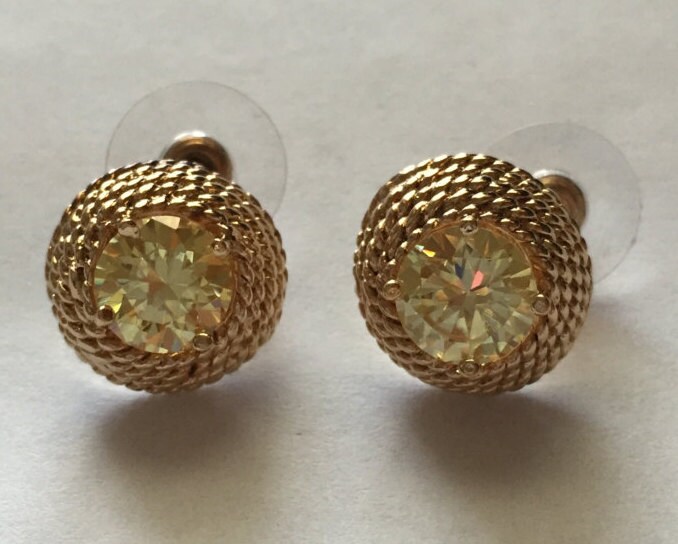 Vintage Gold Über Sterlingsilber Vermeil Cirtine Durchbohrte Ohrringe Vintage Gold Über Sterlingsilber Vermeil Cirtine Durchbohrte Ohrringe von BodhisJunque